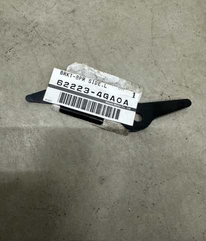 Лівий кронштейн переднього бампера 622234GA0A NISSAN