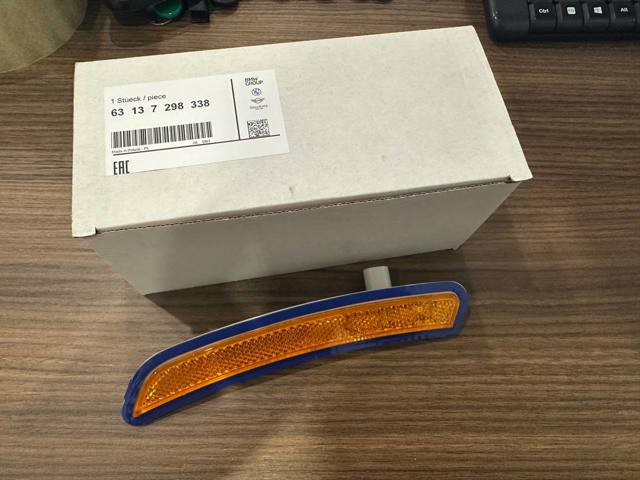 Катафот (відбивач) переднього бампера, правий 63137298338 BMW