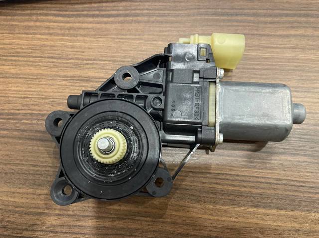 Мотор склопідйомника дверей передніх, правих 67622757044 BMW