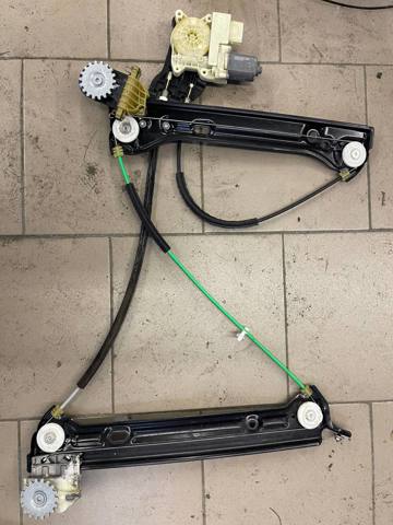 Двигун склопідіймача двері передньої, правої 67625A3F286 BMW