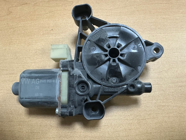 Моторчик склопідйомника двері задніх, правих 8W0959812 VAG