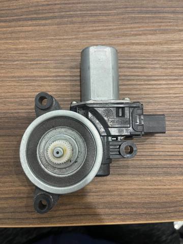 Двигун склопідіймача двері передньої, правої B45C5858X MAZDA