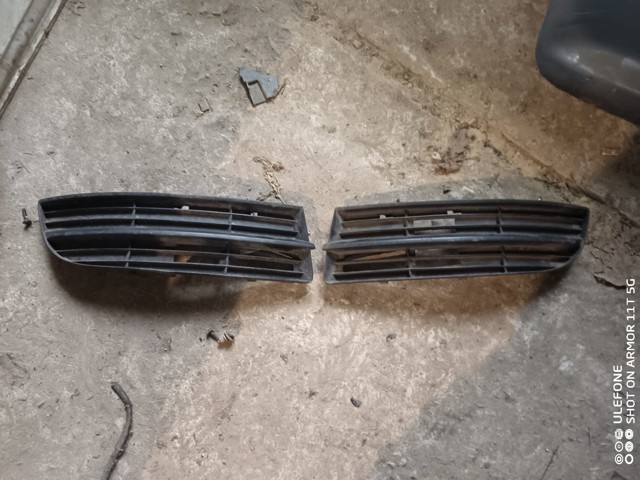 Решітка протитуманних фар ліва 1T0853665 VAG