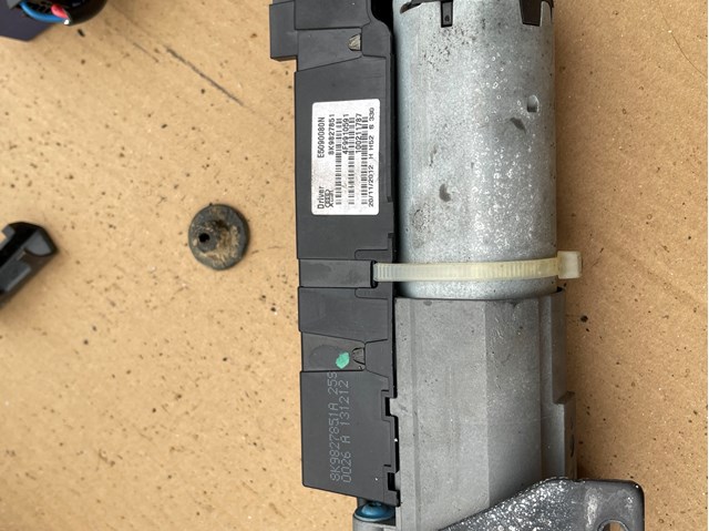 Амортизатор багажника правий 8K9827852A VAG