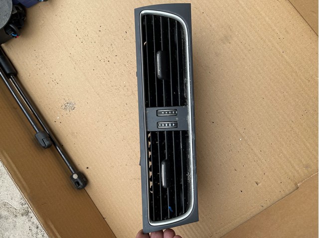 Решітка повітроводу 8T1820951E VAG