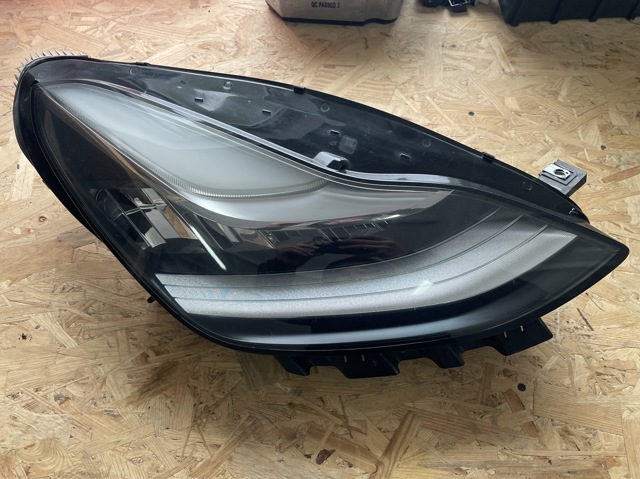 Фара комбінована, передня 107737200K TESLA
