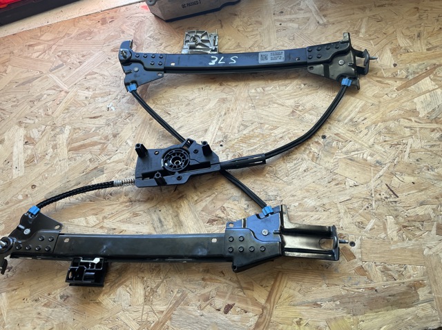 Склопідйомник задніх лівих дверей 600633400G TESLA