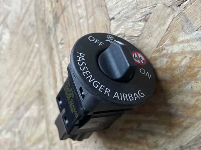Кнопка відключення подушок безпеки AIRBAG 681995290R RENAULT