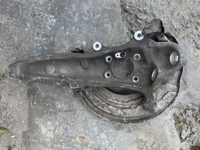 Цапфа передні праві 31206884382 BMW