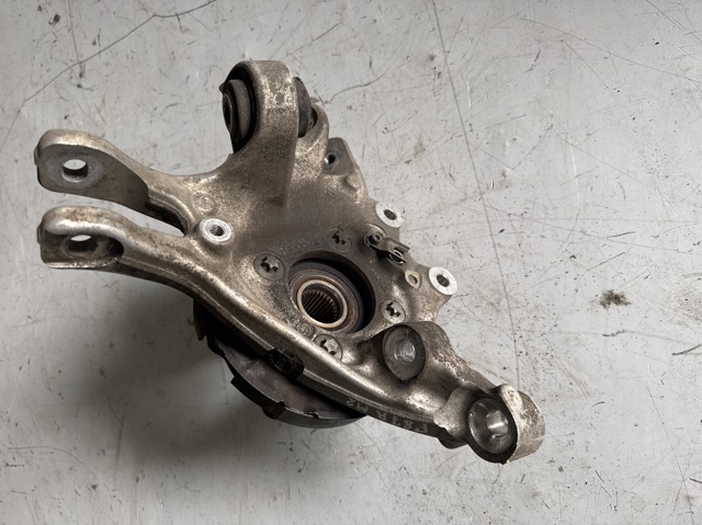 Цапфа поворотна права 33302284796 BMW