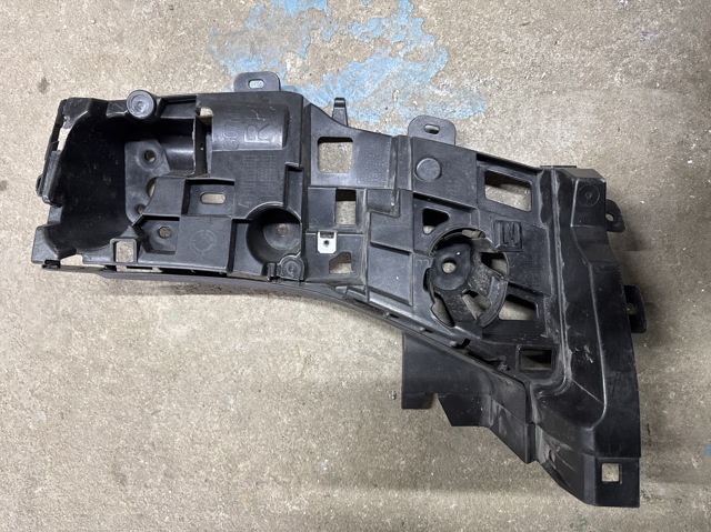 Кронштейн бампера заднього, зовнішній правий 51128069902 BMW