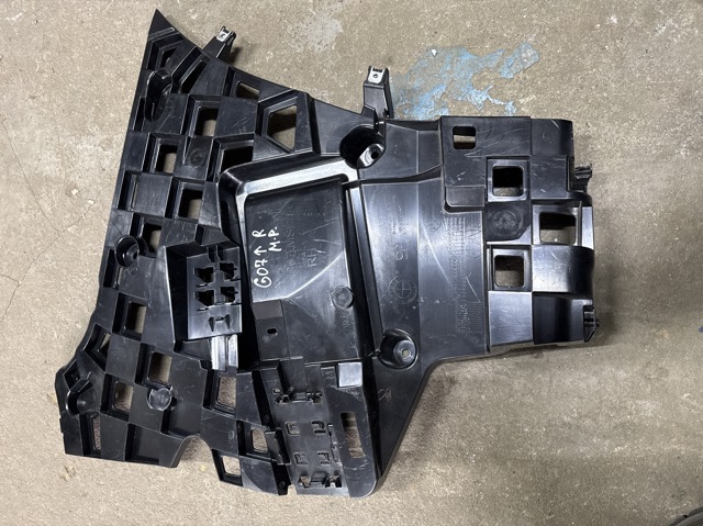 Кронштейн бампера заднього, правий 51128084142 BMW