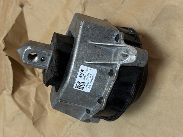 Ліва подушка двигуна 22117581617 BMW