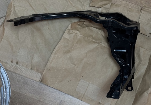 Рамка радіатора права 51648737292 BMW