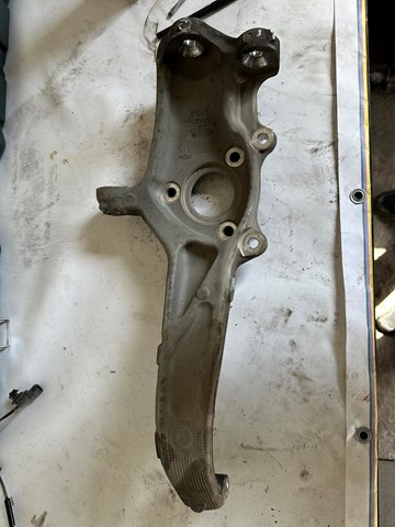 Цапфа поворотна ліва 104431100E Tesla Model