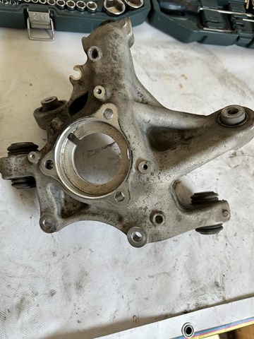 Цапфа - поворотний кулак заднім виходом, 104441600F Tesla Model