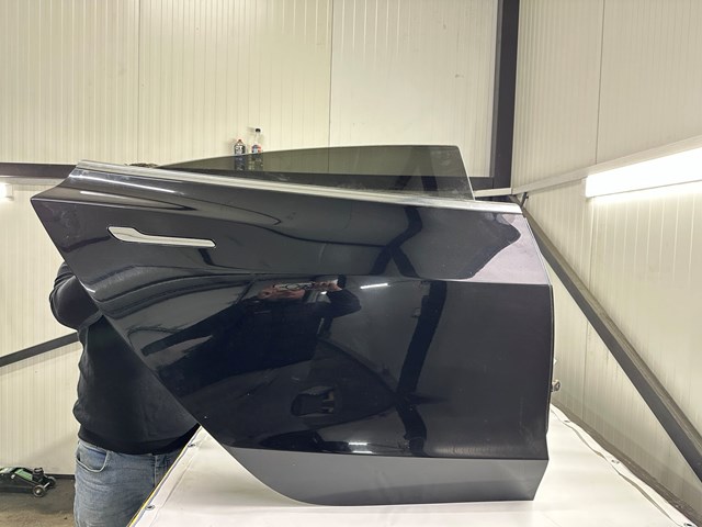 Двері задні, праві Tesla Model 3