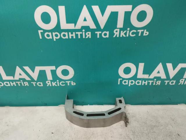 Кронштейн передньої балки 31681596 VOLVO