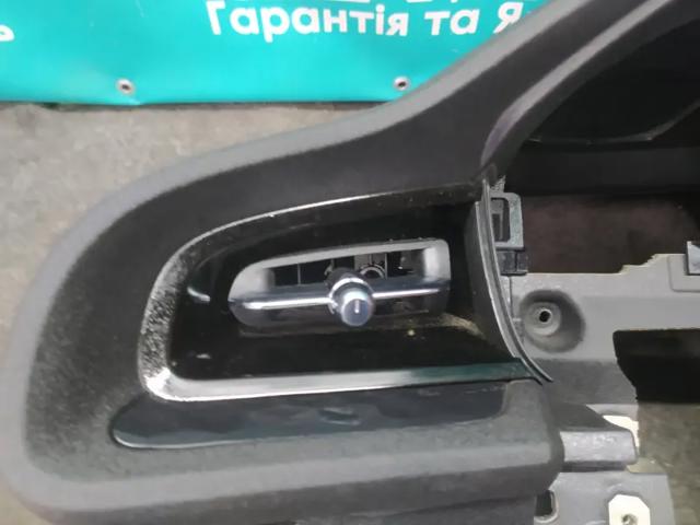 Решітка вентиляції салону на "торпедо", ліва 31688645 VOLVO