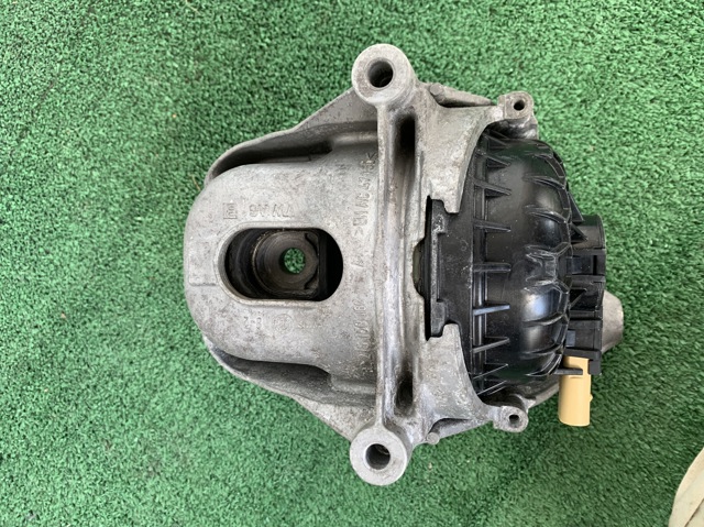Подушка (опора) двигуна, ліва 4M0199371FC VAG