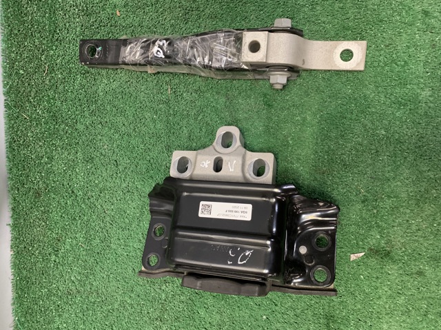 Ліва опора двигуна 5QA199555F VAG