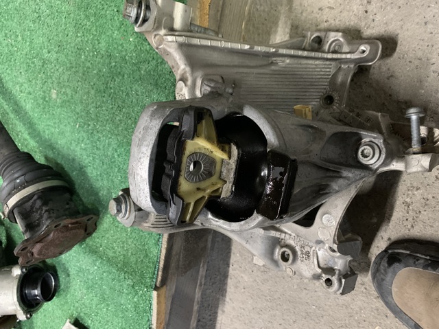 Ліва подушка двигуна 8W0199371CP VAG