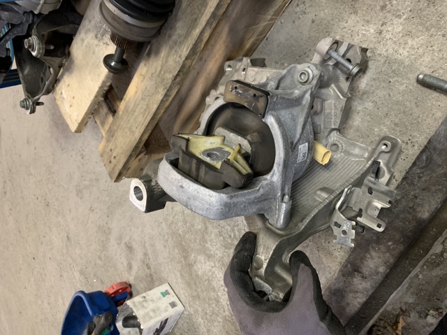 Права опора двигуна 8W0199372CQ VAG
