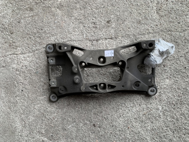 Балка кріплення коробки передач 8W0399262AE VAG