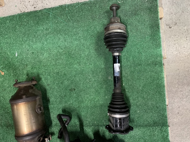 Вісь передня 8W0407271E VAG