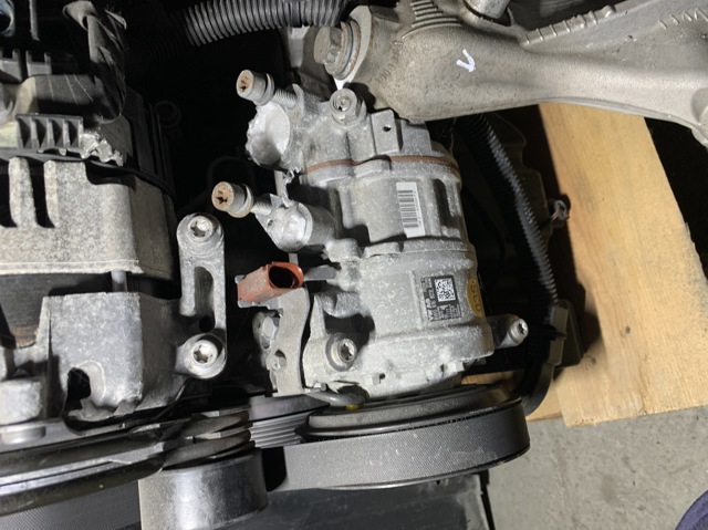 Компресор кондиціонера 8W0816803L VAG