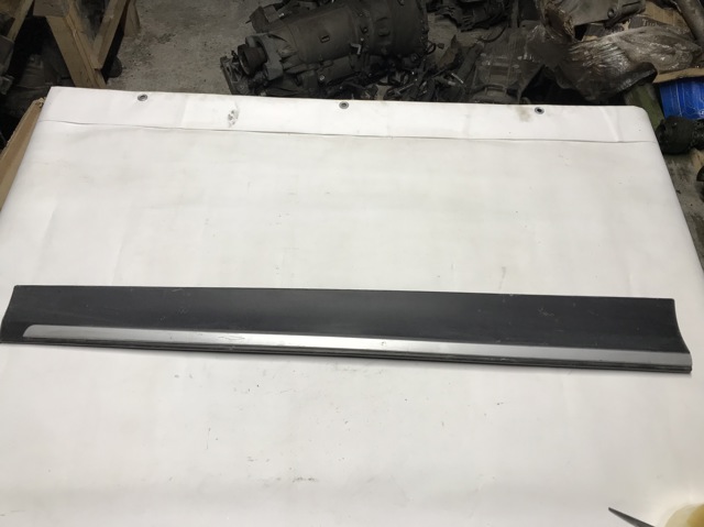 Молдинг передньої правої двері, нижній 51137205780 BMW