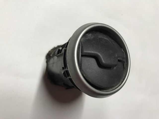 Решітка повітропровода 68760JD10A NISSAN