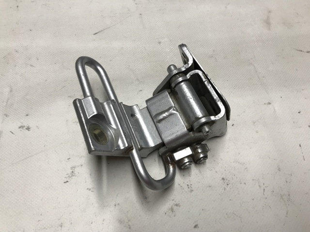 Петля задніх лівих дверей 7L0833411 VAG