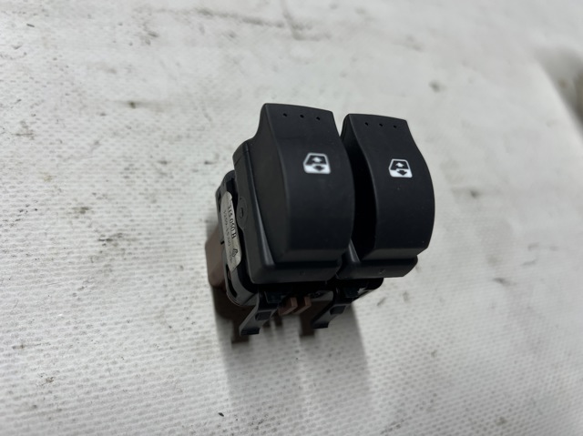 Кнопки переднього лівого склопід'ємника 8200315050 RENAULT