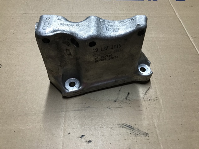 Кронштейн подушки (опори) двигуна, правої 8511299 BMW