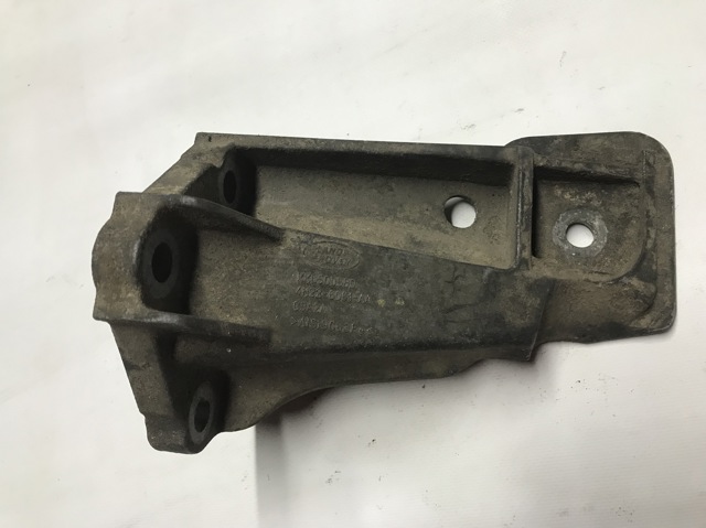 Кронштейн подушки (опори) двигуна, лівої KKU500580 LAND ROVER