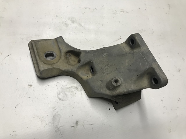 Кронштейн подушки (опори) двигуна, правої KKU500590 LAND ROVER