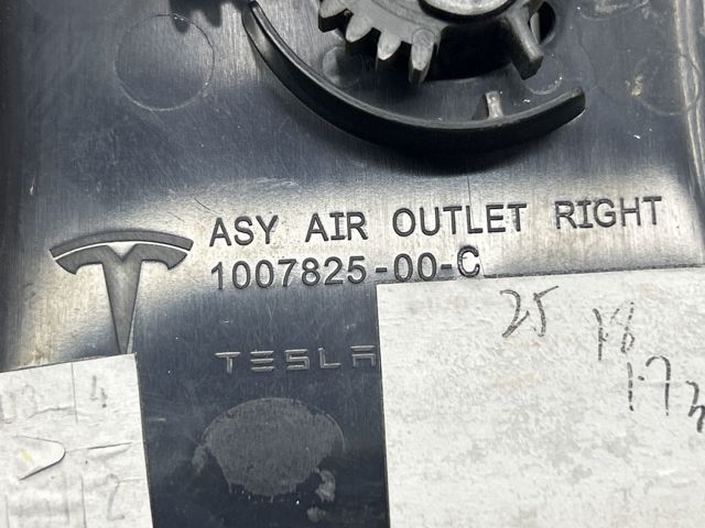 Решітка повітроводу права 100782500C TESLA