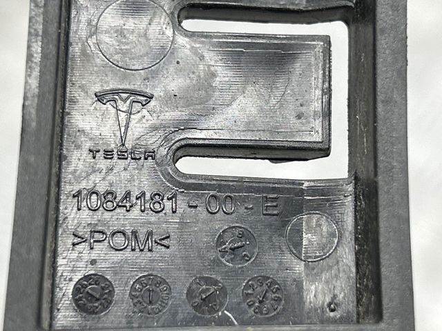 Кронштейн бампера переднього, зовнішній лівий 108418100E TESLA