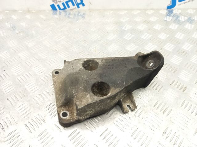 Кронштейн подушки (опори) двигуна, лівої 22116785695 BMW