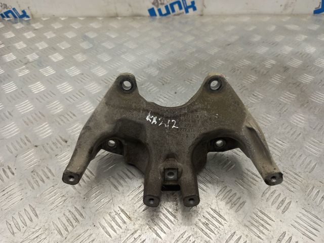 Кронштейн подушки коробки передач 22326777611 BMW