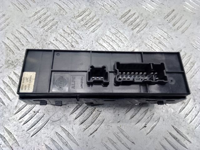 Кнопковий блок керування склопідіймачами передній лівий 254015AA0A NISSAN