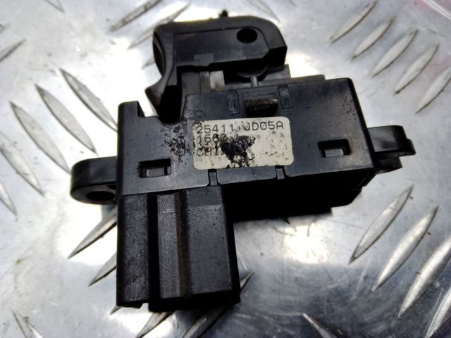 Кнопка підйомника заднього скла 25411JD05A NISSAN