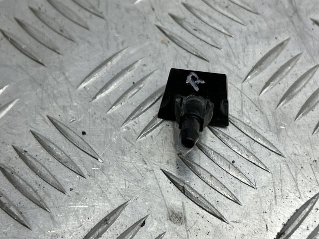 Форсунка омивача скла лобового, права 289301AA0A NISSAN