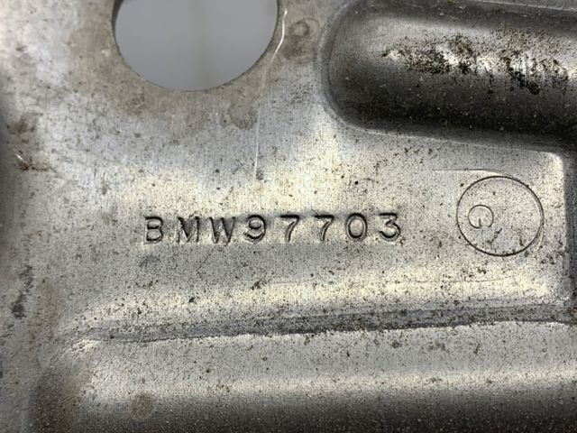 Кронштейн задньої балки 33306885675 BMW