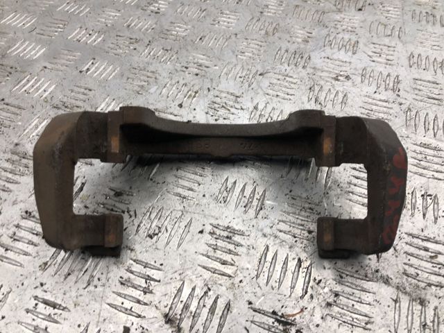 Скоба гальмівного супорта переднього 34116776792 BMW