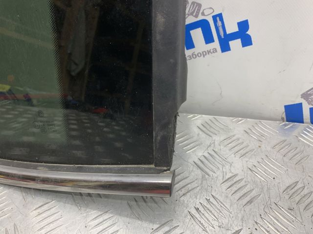 Скло багажного відсіку, праве 3CN845298FNVB VAG