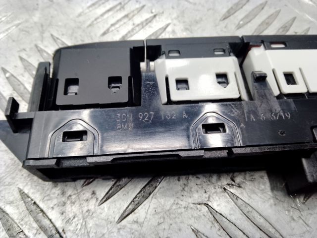 Блок кнопок центральної консолі 3CN927132A VAG