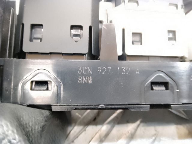 Блок кнопок центральної консолі 3CN927132AWHS VAG