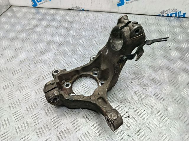 Кулак поворотний передній правий 400145NA0A NISSAN